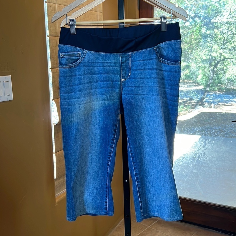 LIZ LANGE MATERNITY CROP JEANS SIZE 8